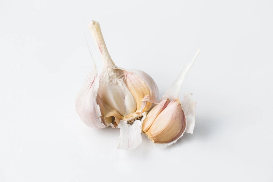 фото двух головок чеснока на полу