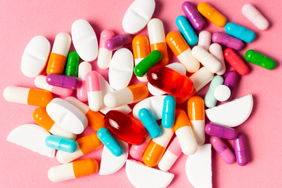 разбросанные разноцветные бадды на столе для работы костного мозга