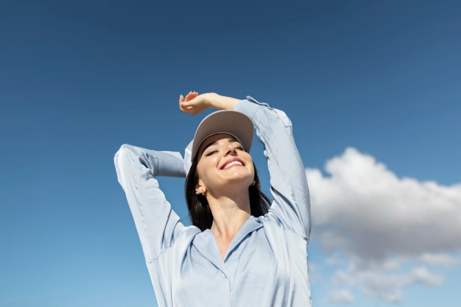 молодая девушка гуляет на свежем воздухе