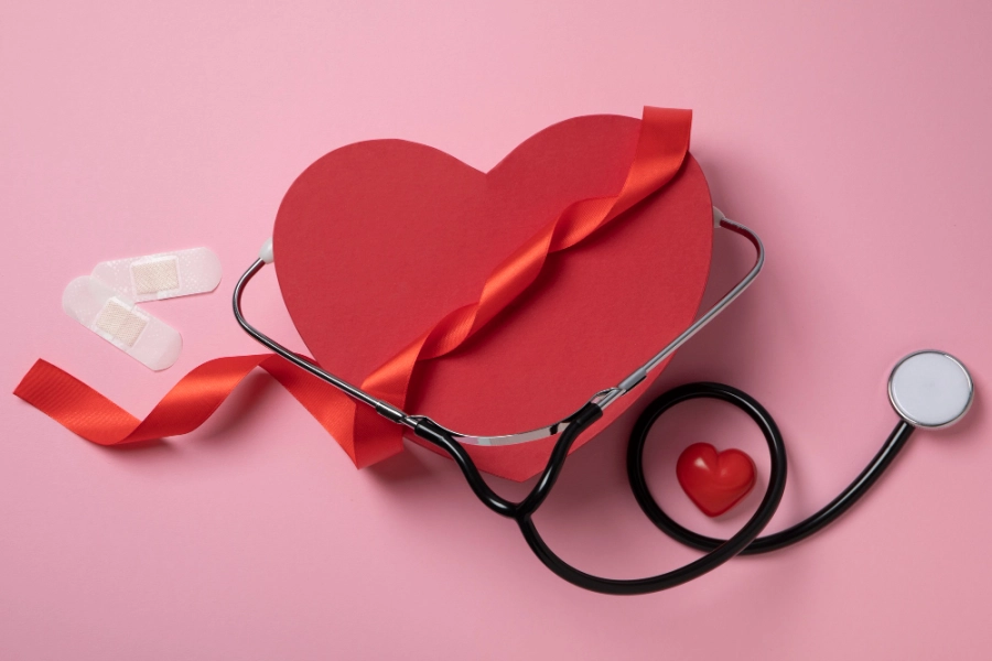сердце и стетоскоп лежат на столе