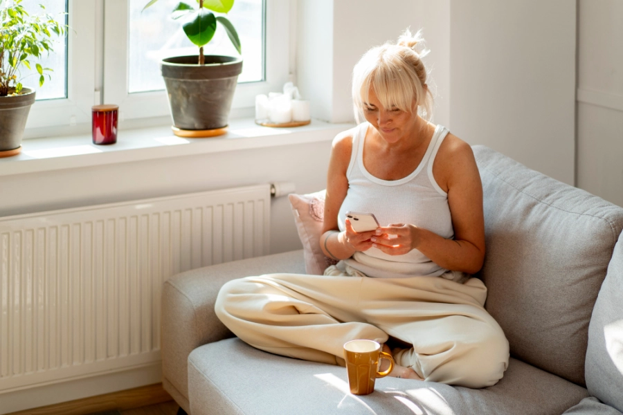 женщина в постменопаузе заботится о себе