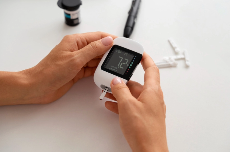 прибор для контроля диабета в руках