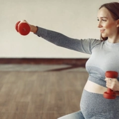 спорт и беременность – совместимы? беременная занимается спортом в костюме