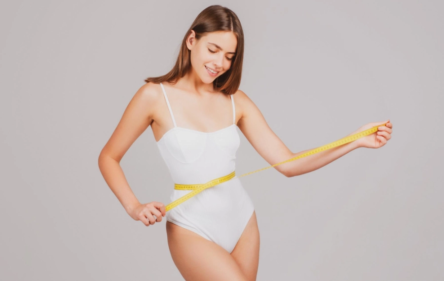 женщина измеряет обхват талии