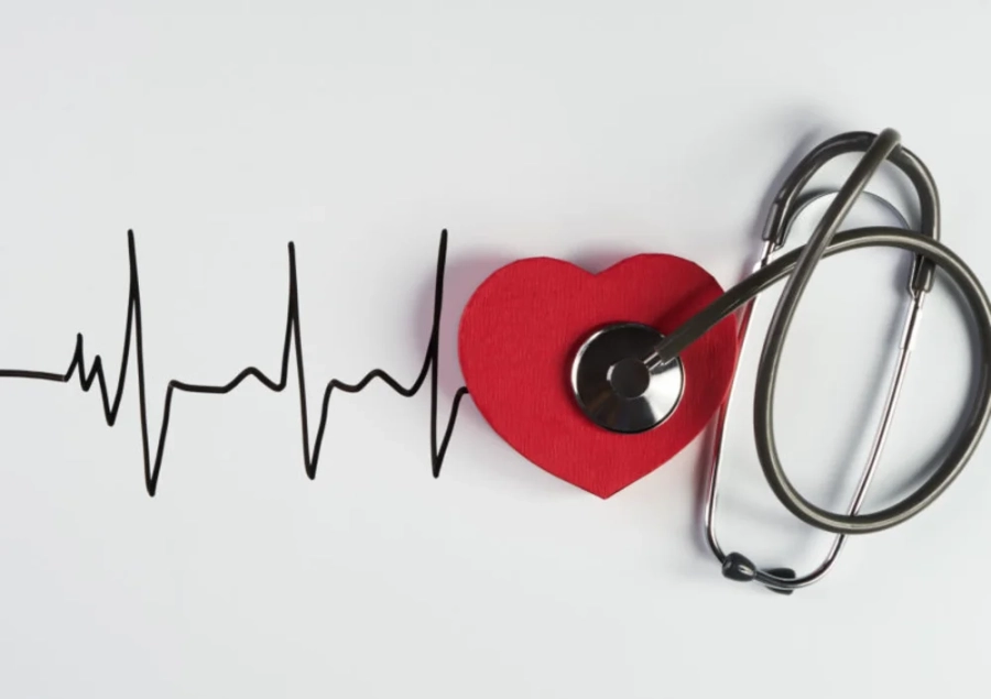фото стетоскопа лежащего на красном сердце