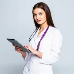 диагностика и лечение гиперандрогении фото девушки врача со стетоскопом и планшетом в руках