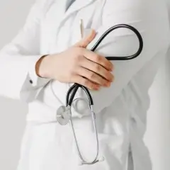 лечение повышенной потливости фото мужчины врача в белом халате и стетоскопом в руках