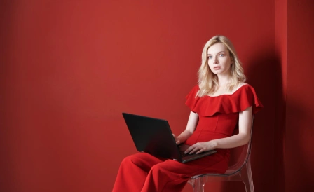 женщина сидит за ноутбуком и работает