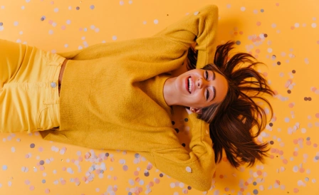 девушка радуется жизни