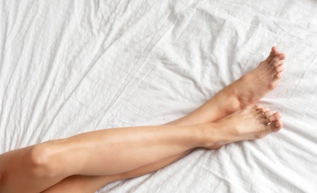 ноги женщины на кровати