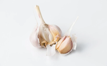 фото двух головок чеснока на полу