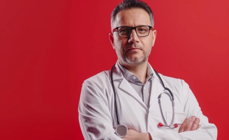 фото врача в белом халате и стетоскопом на шее