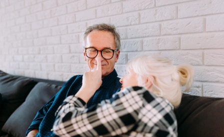 пожилая женщина придерживает пожилого мужчину с заболеванием легких