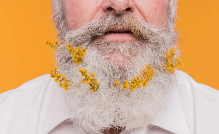 пожилой мужчина с цветами в бороде