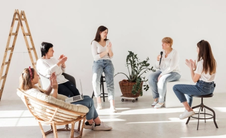 люди сидит на групповой терапии от алкоголизма