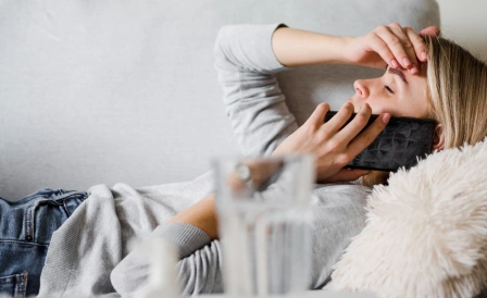 женщина лежит после запоя