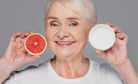 пожилая женщина держит два источника витамина Д 