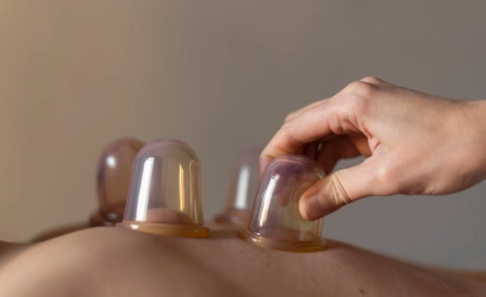 женщина и мужчина держат детские ботинки