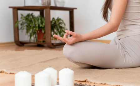 женщина медитирует