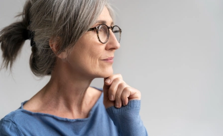 женщина в очках задумчиво смотрит