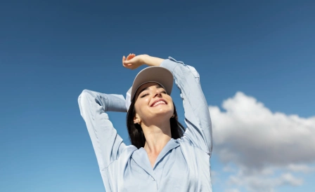 молодая девушка гуляет на свежем воздухе