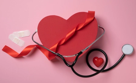 сердце и стетоскоп лежат на столе