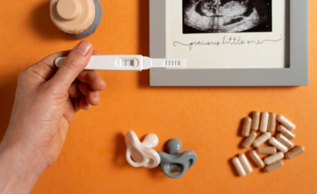 девушка держит положительный тест на беременность и снимок узи