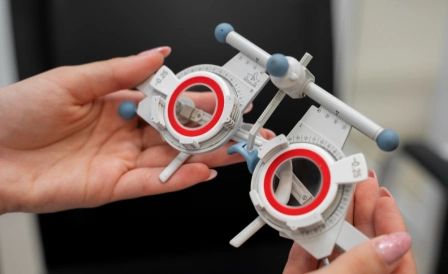 офтальмолог проверяет беременную пациентку