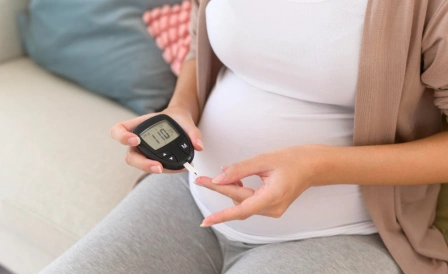 беременная девушка проверяет уровень сахара