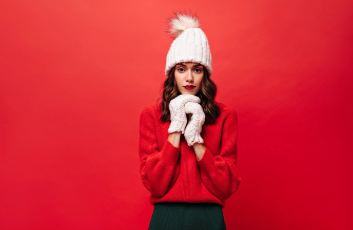 девушка в теплой шапке и перчатках