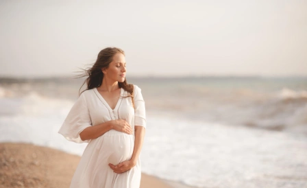 беременная женщина отдыхает на море