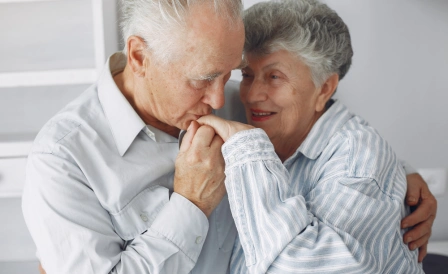 пожилой мужчина и женщина обнимаются