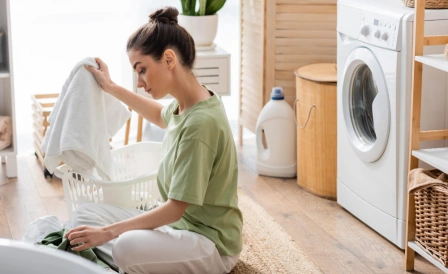 девушка стирает вещи