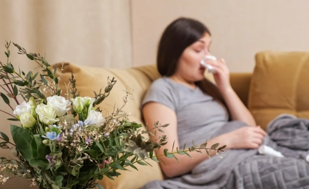 беременная женщина чихает из-за аллергии
