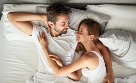 мужчина с женщиной в постели