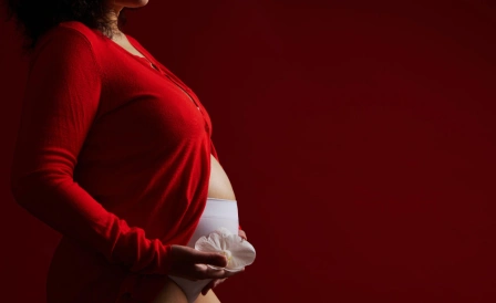 девушка беременная в красном