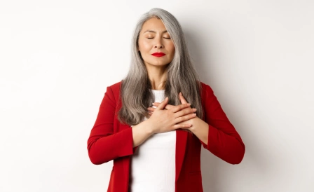 женщина держится за сердце