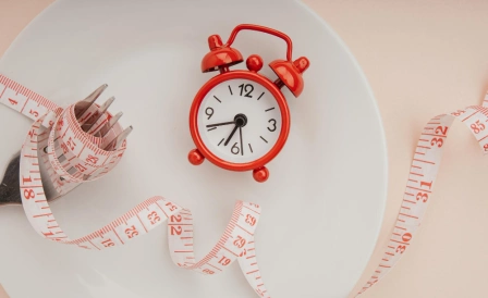 девушка измеряет себя сантиметром