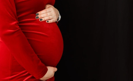 беременная женщина держится за живот