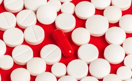 разные таблетки в руках