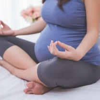 беременная женщина занимается йогой