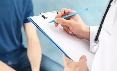 мужчина доктор разговаривает с пациентом о заболевании простаты 
