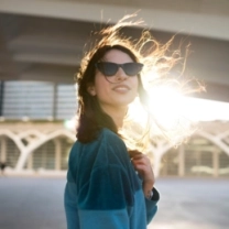 девушка в жаркую погоду в городе