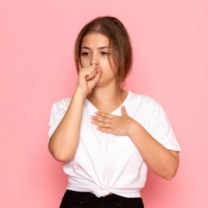 девушка держит кулак у рта из-за одышки