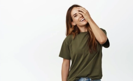 девушка смеется прикрыв лицо