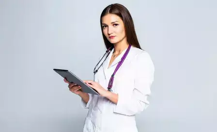 фото девушки врача со стетоскопом и планшетом в руках