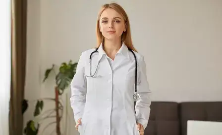 фото девушки врача в белом халате и стетоскопом на шее