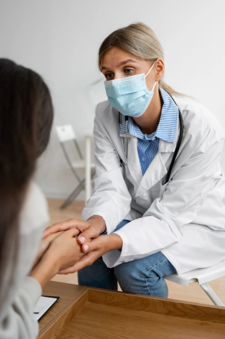 терапевт ведет прием в клинике