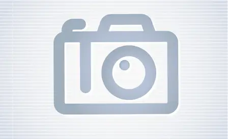 девушка с заболеванием молочных желез держит руки на груди